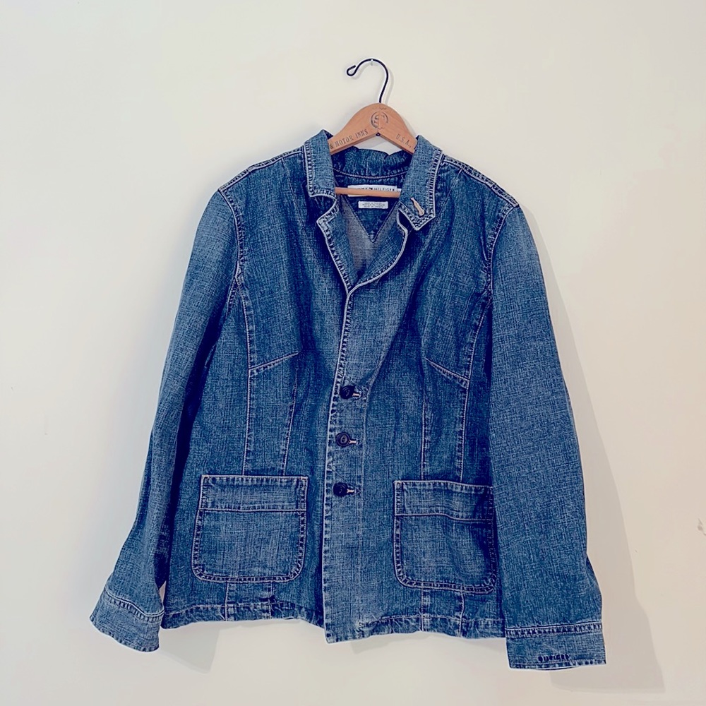 Tommy Hilfiger women’s denim jacket. Size 18. 100% cotton. Used great condition.